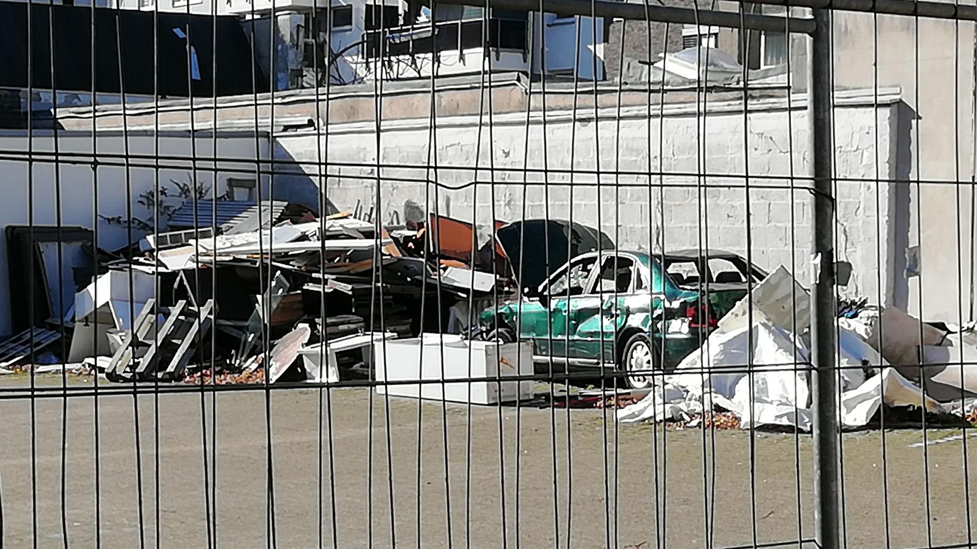 Müll auf dem Parkplatz neben dem Café. Hier soll ein Container aufgestellt werden – und als Corona-Testzentrum dienen.