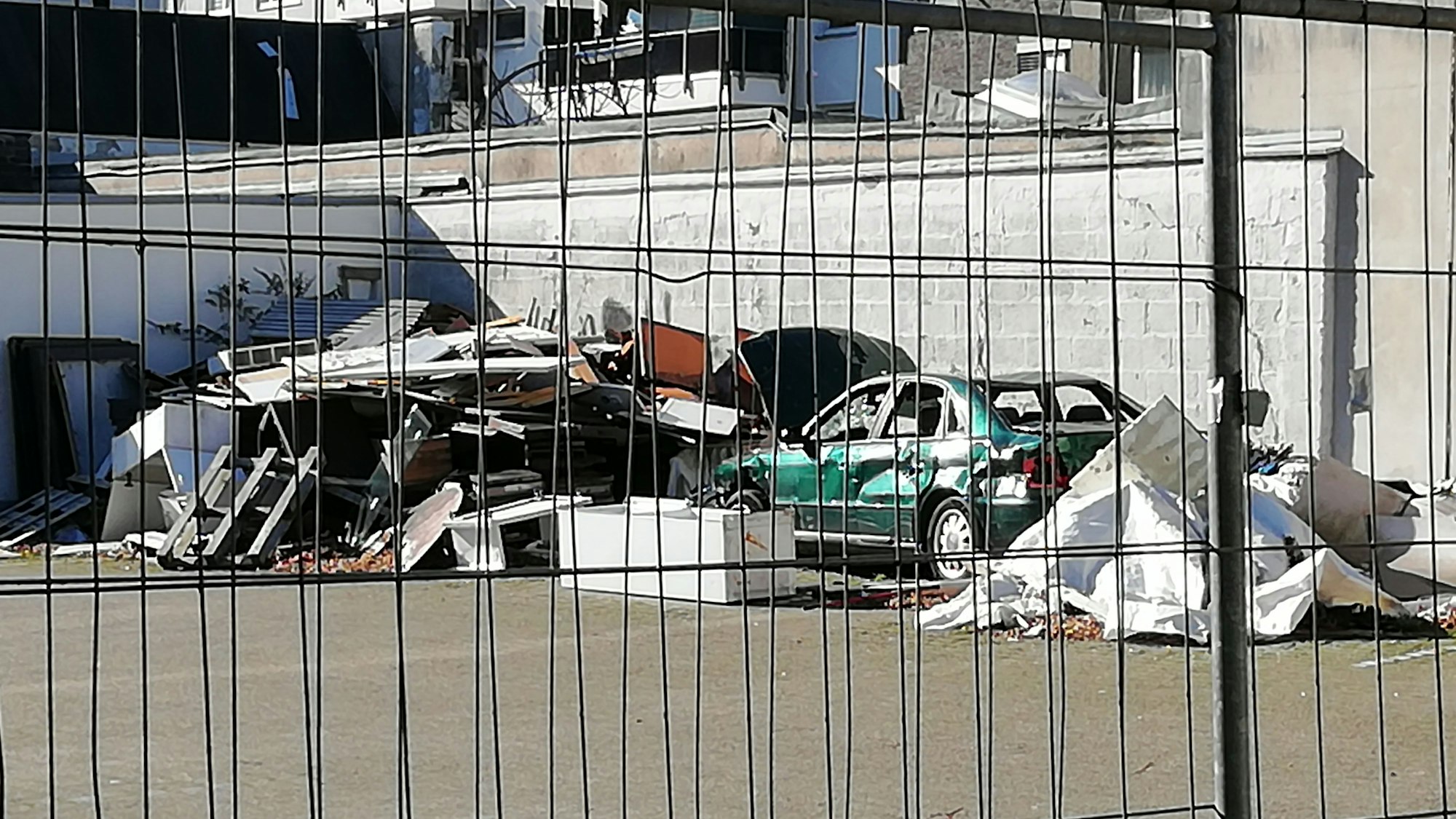 Müll auf dem Parkplatz neben dem Café. Hier soll ein Container aufgestellt werden – und als Corona-Testzentrum dienen.