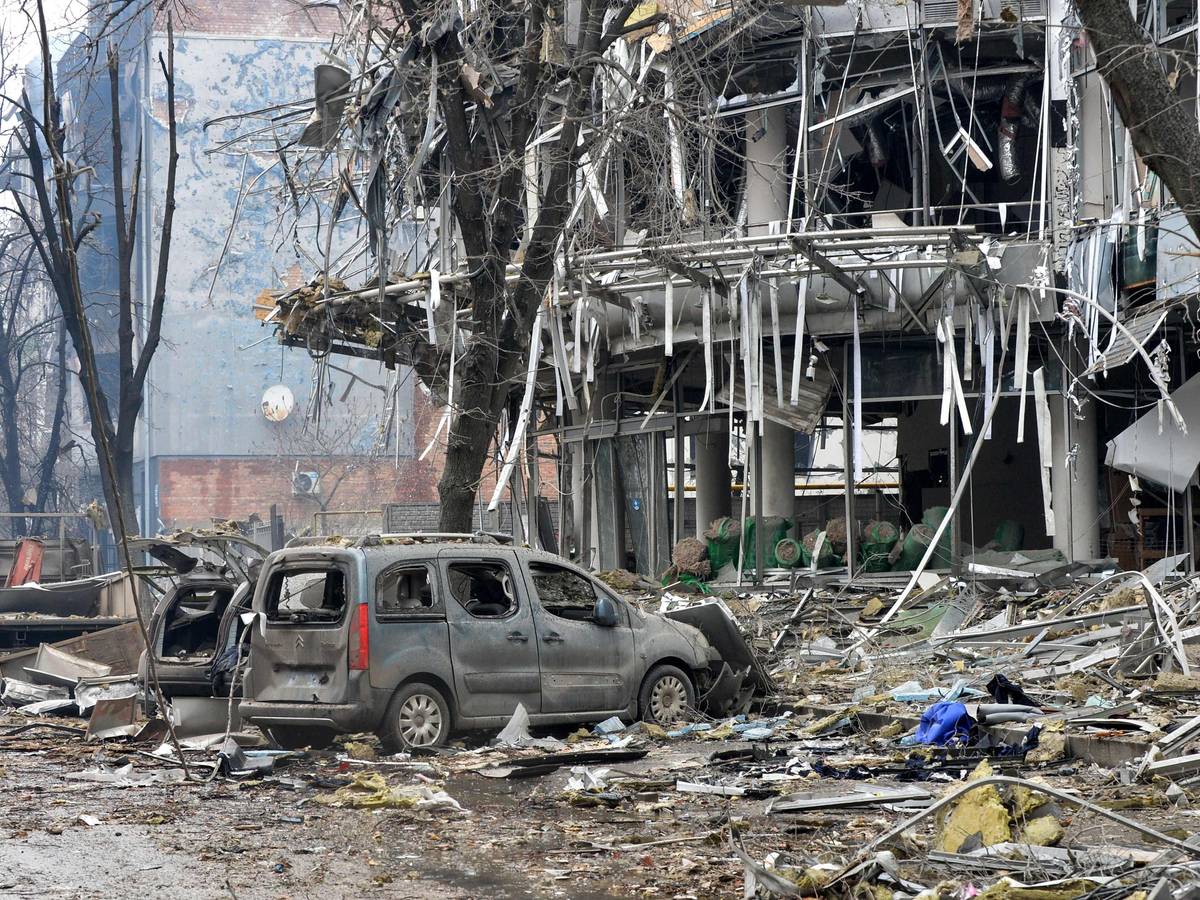 Ein Blick auf ein völlig zerstörtes Gebäude nach einem Artilleriebeschuss von russischen Streitkräften am 3. März 2022 in Charkiw, der zweitgrößten Stadt der Ukraine. Wie könnte dieser Krieg enden?