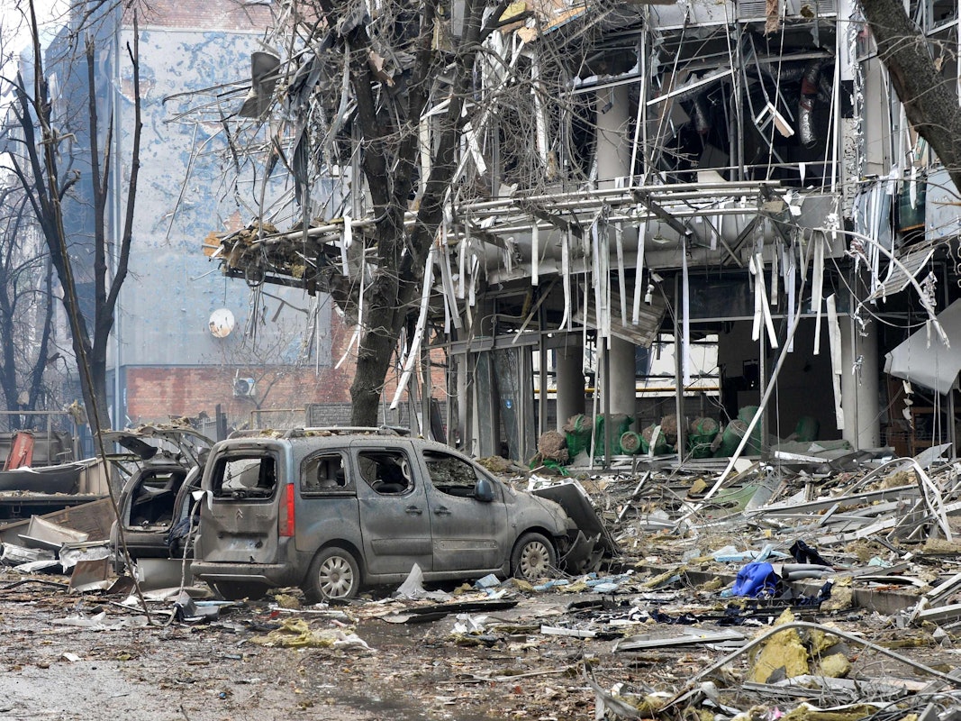 Ein Blick auf ein völlig zerstörtes Gebäude nach einem Artilleriebeschuss von russischen Streitkräften am 3. März 2022 in Charkiw, der zweitgrößten Stadt der Ukraine. Wie könnte dieser Krieg enden?