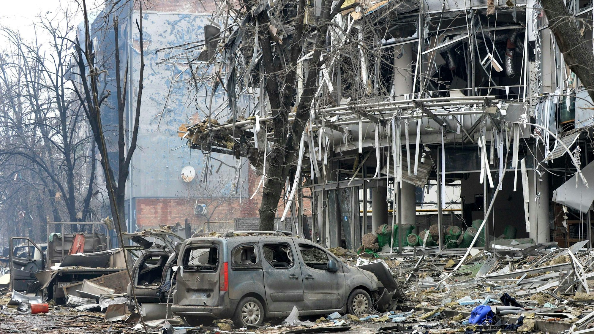 Ein Blick auf ein völlig zerstörtes Gebäude nach einem Artilleriebeschuss von russischen Streitkräften am 3. März 2022 in Charkiw, der zweitgrößten Stadt der Ukraine. Wie könnte dieser Krieg enden?