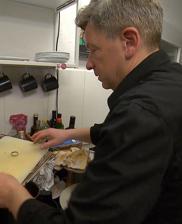 Unternehmensberater Nicolai präsentiert an Tag 4 der „Das perfekte Dinner“-Woche in Stuttgart seine Mini-Küche.