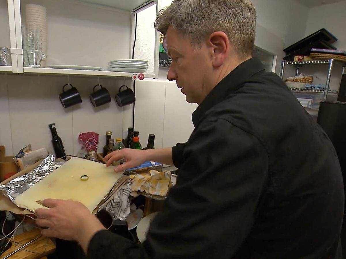 Unternehmensberater Nicolai präsentiert an Tag 4 der „Das perfekte Dinner“-Woche in Stuttgart seine Mini-Küche.