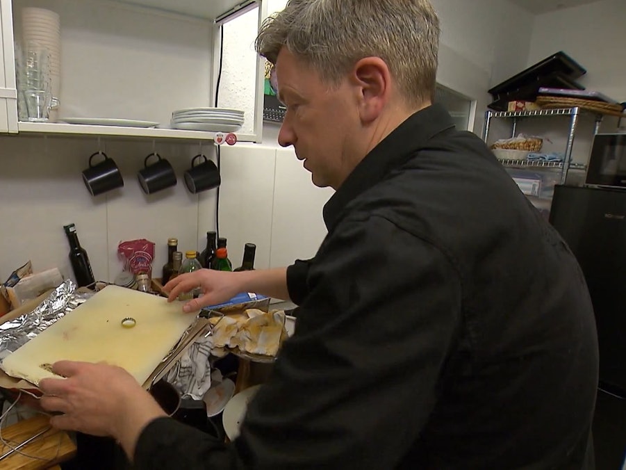 Unternehmensberater Nicolai präsentiert an Tag 4 der „Das perfekte Dinner“-Woche in Stuttgart seine Mini-Küche.