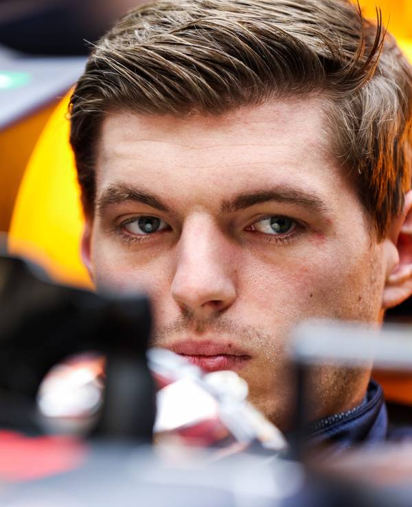 Max Verstappen sitzt im Cockpit seines Wagens.