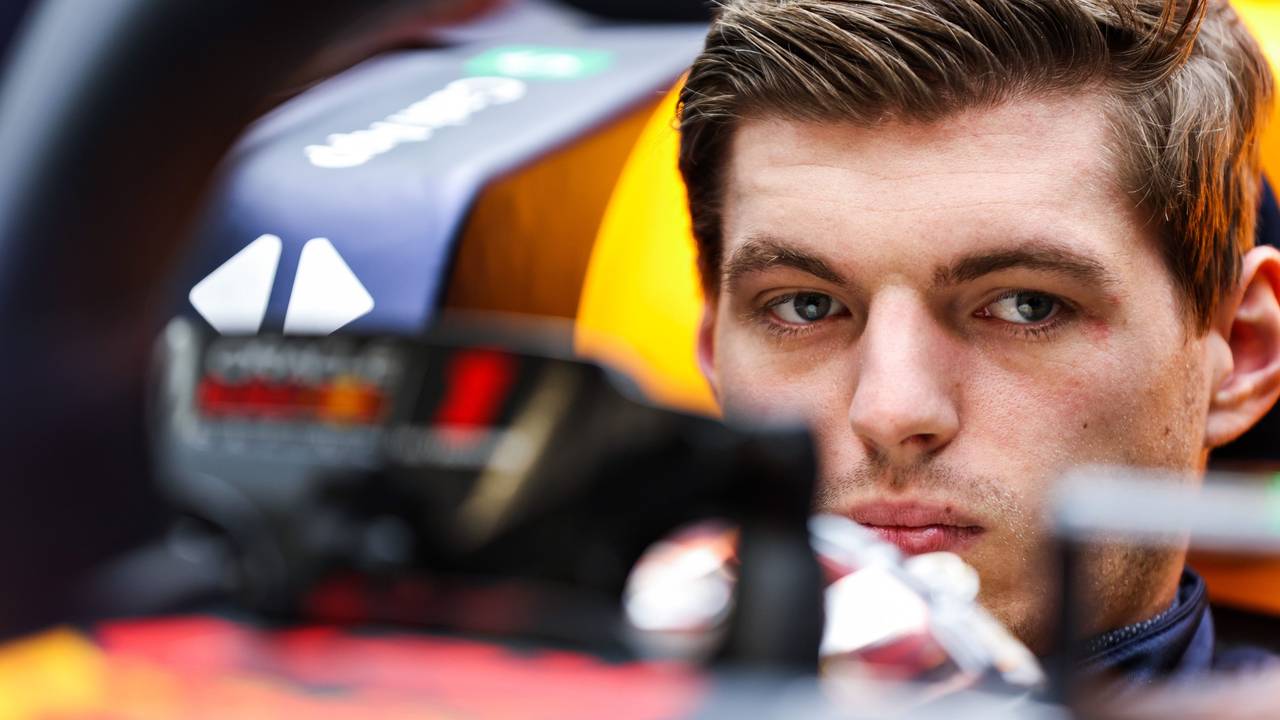 Max Verstappen sitzt im Cockpit seines Wagens.