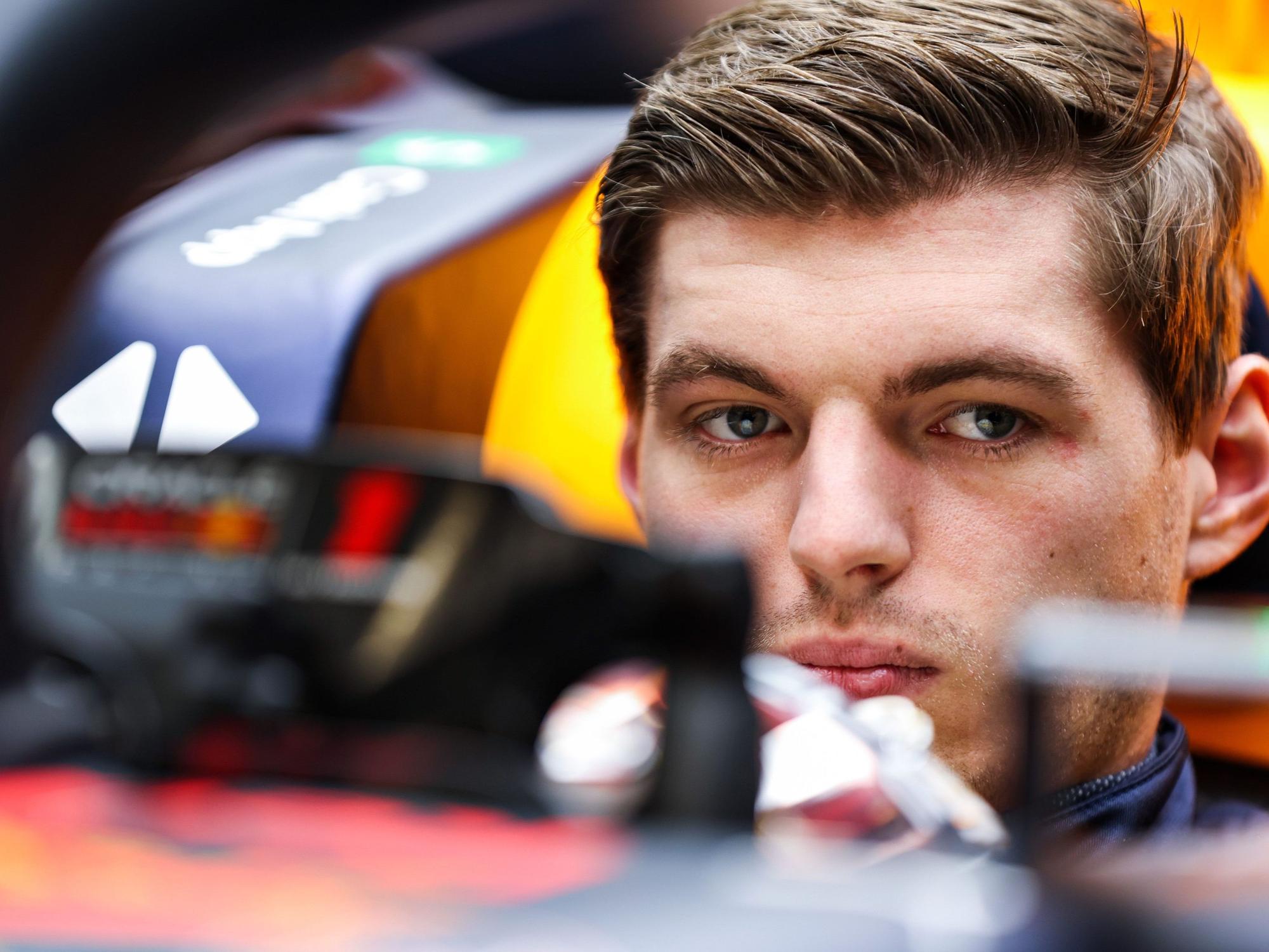 Max Verstappen sitzt im Cockpit seines Wagens.
