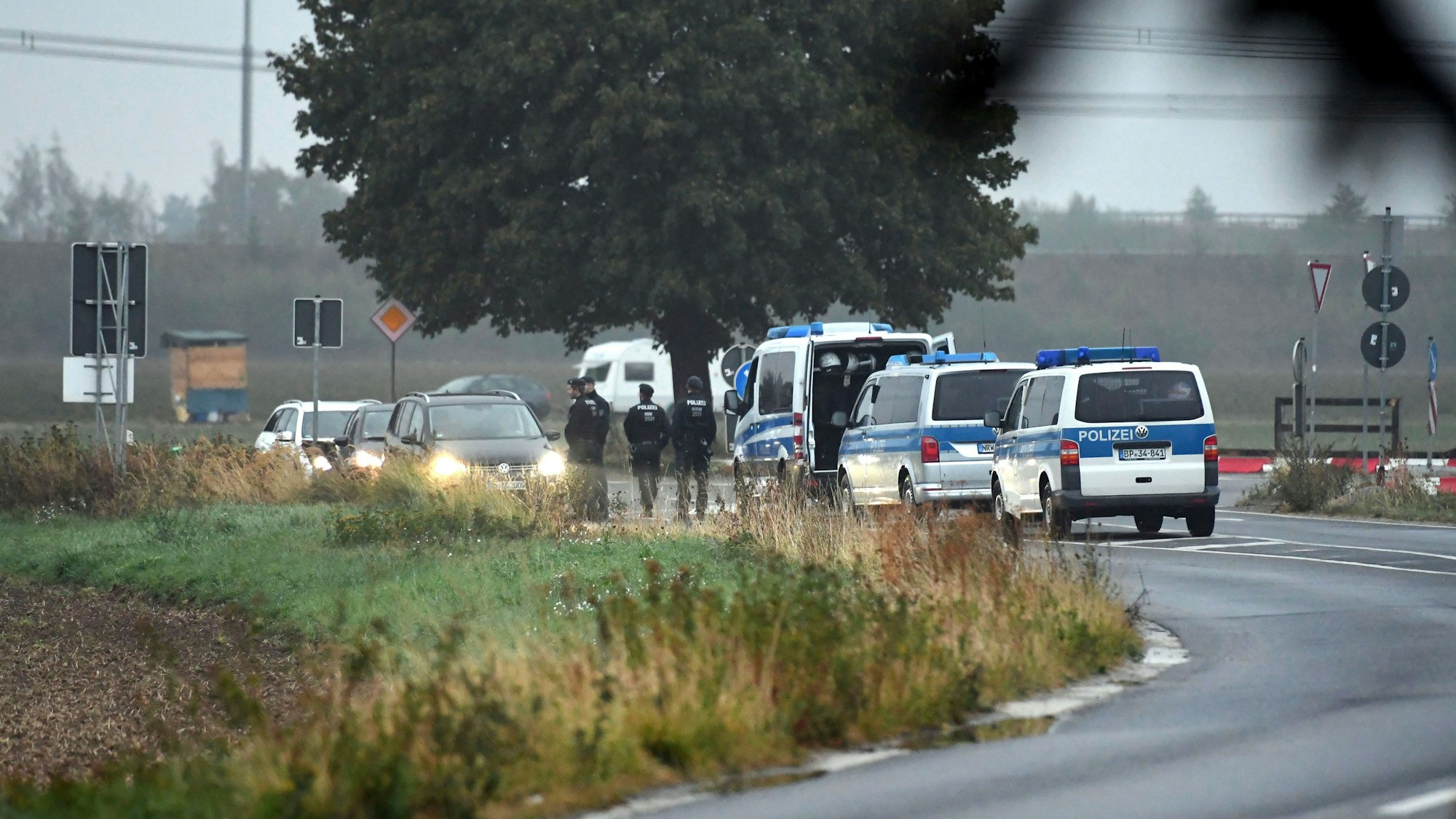 Die Polizei kontrolliert auf einer Landstraße mehrere Autos.
