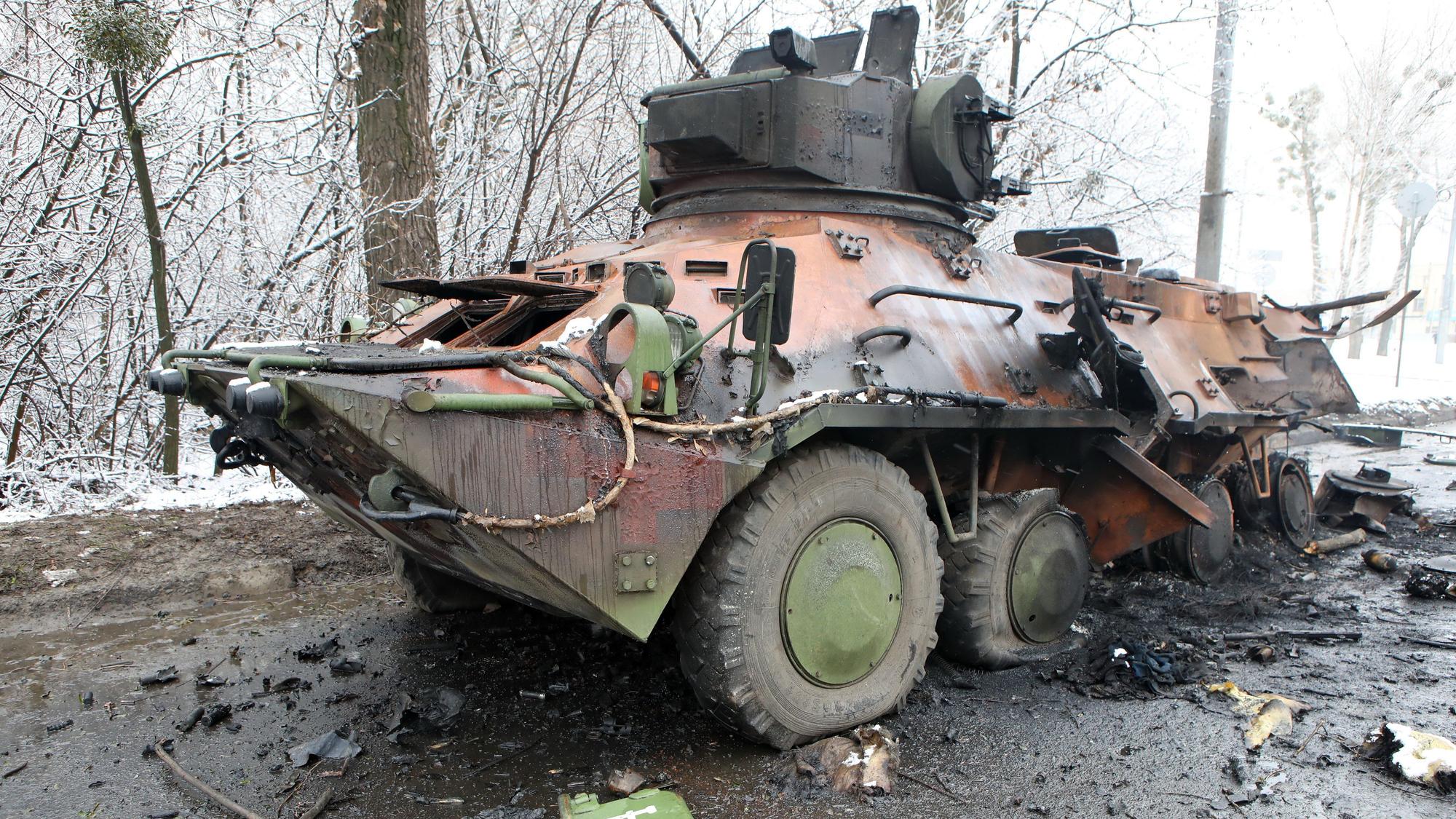 Ein beschädigtes Militärfahrzeug steht am Stadtrand von Charkiw.