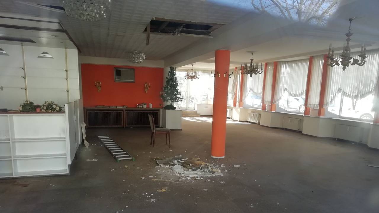 Blick in das Innere des ehemaligen Cafés an der Friedrich-Karl-Straße in Köln-Weidenpesch