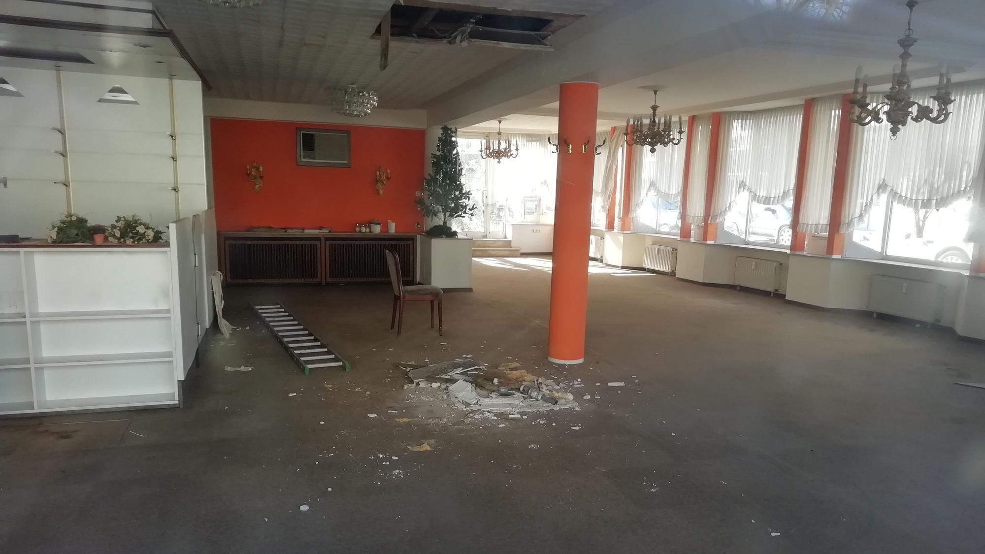 Blick in das Innere des ehemaligen Cafés an der Friedrich-Karl-Straße in Köln-Weidenpesch