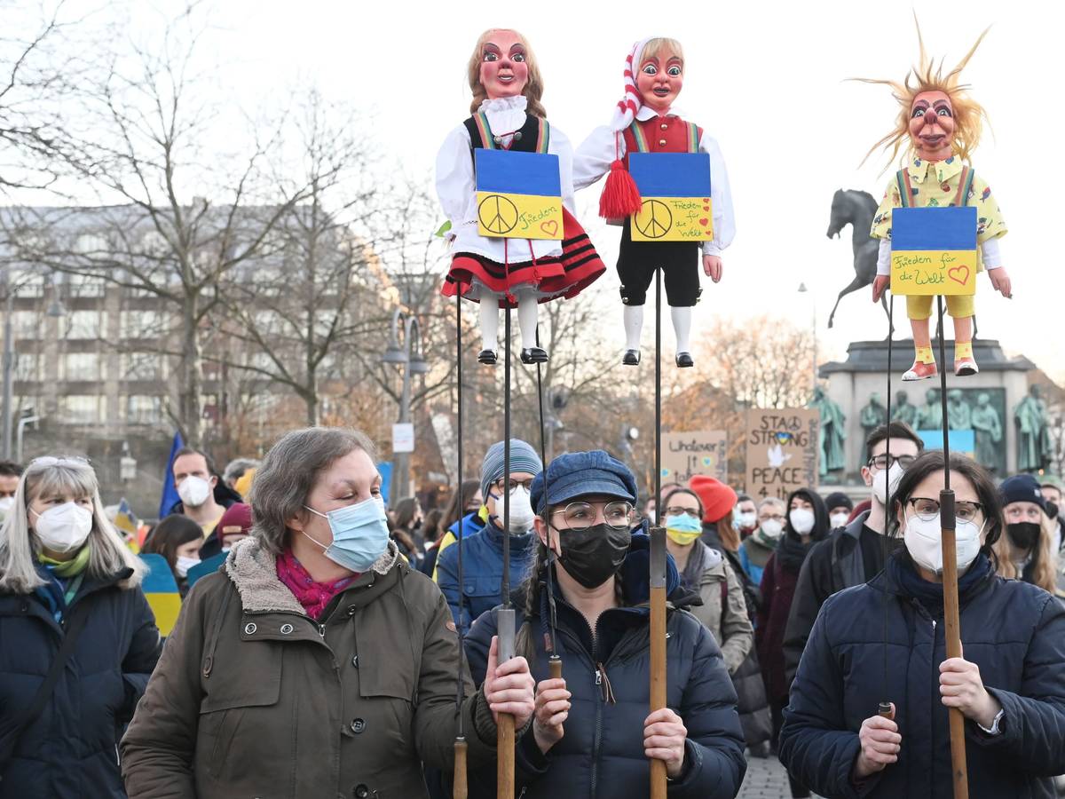 Demonstranten auf dem Kölner Heumarkt: „Fridays for Future“ hatte zur Kundgebung gegen den Krieg in der Ukraine aufgerufen.