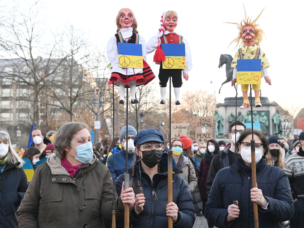 Demonstranten auf dem Kölner Heumarkt: „Fridays for Future“ hatte zur Kundgebung gegen den Krieg in der Ukraine aufgerufen.