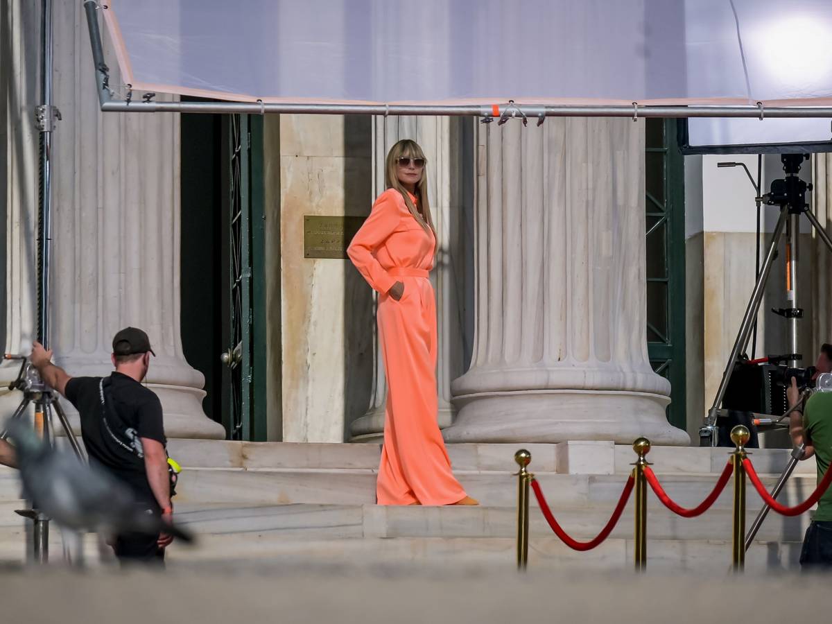 Heidi Klum steht bei den Dreharbeiten der 17. Staffel von „Germany's Next Topmodel – by Heidi Klum“ am Eingang der Zappeion-Halle.