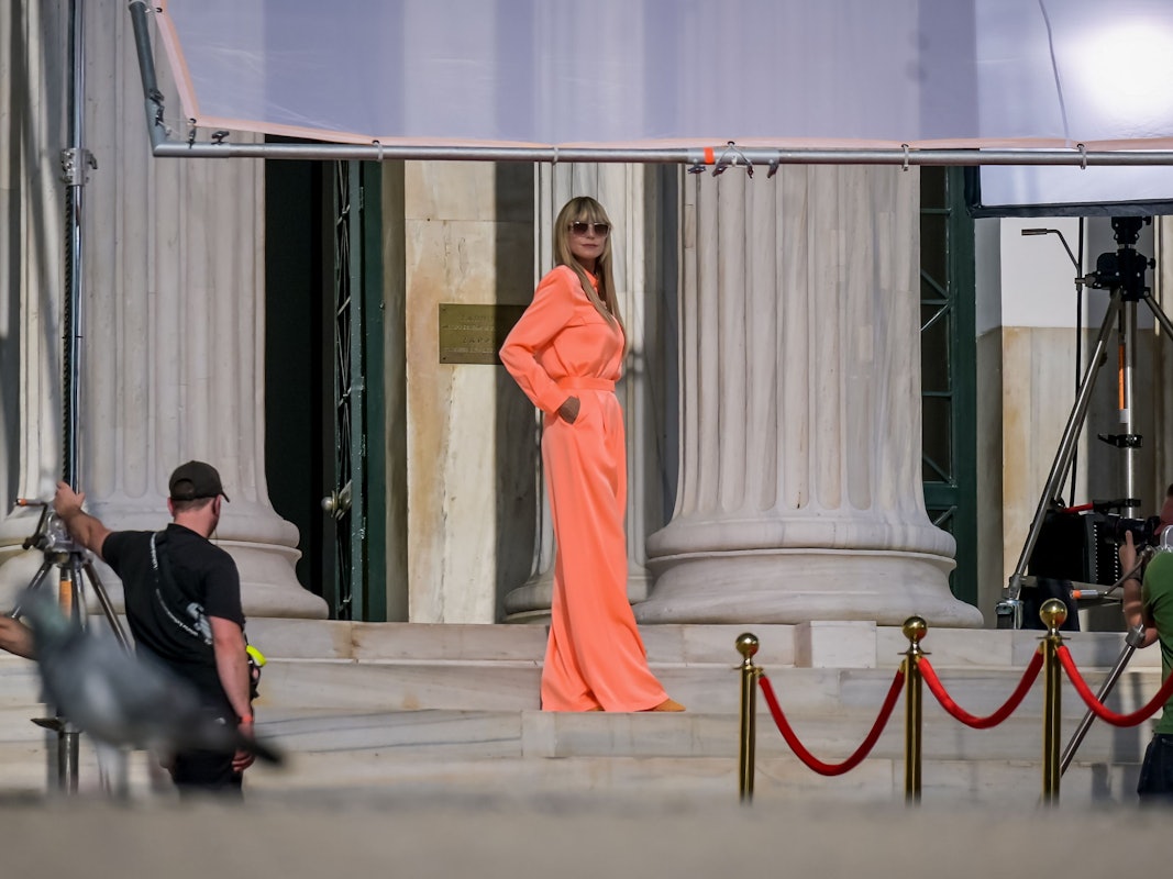 Heidi Klum steht bei den Dreharbeiten der 17. Staffel von „Germany's Next Topmodel – by Heidi Klum“ am Eingang der Zappeion-Halle.