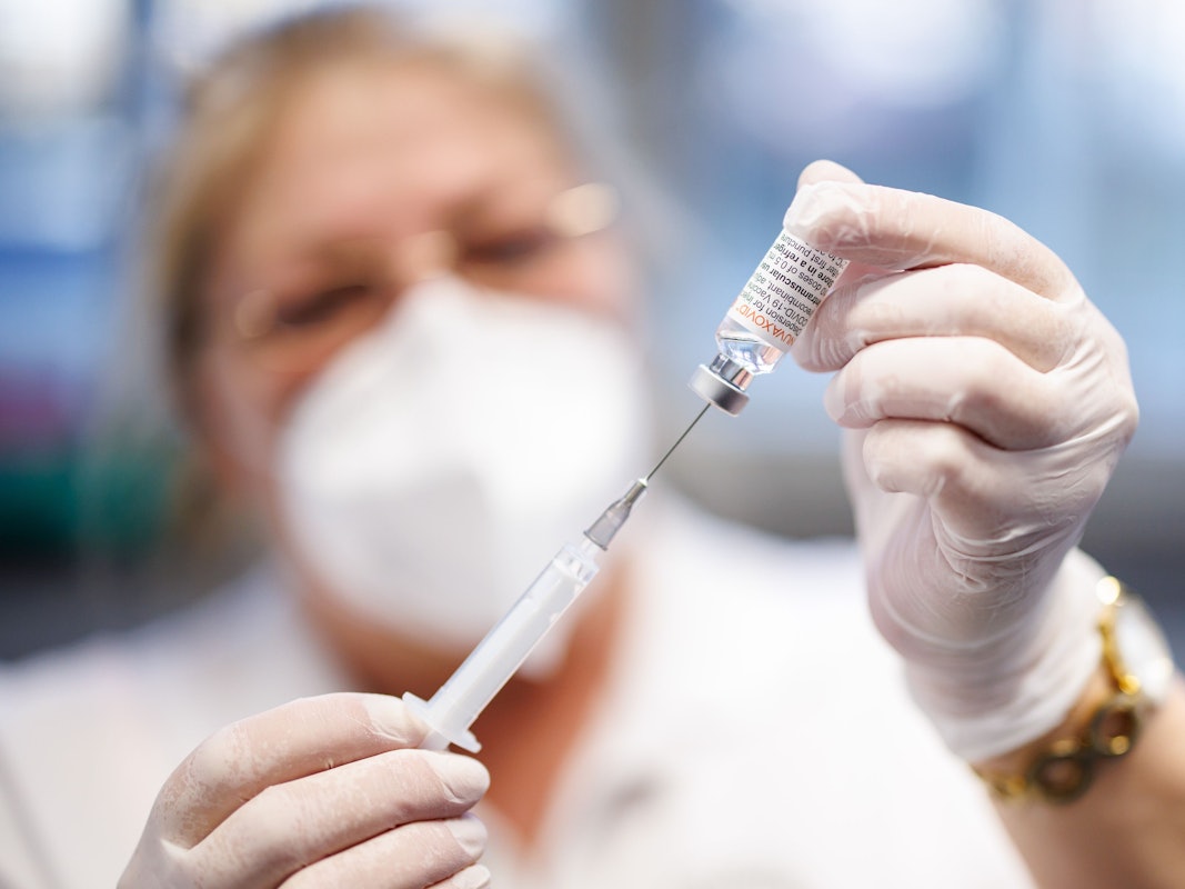 Eine Krankenschwester zieht im Impfzentrum Freising den Impfstoff Nuvaxovid vom Hersteller Novavax auf eine Spritze auf.