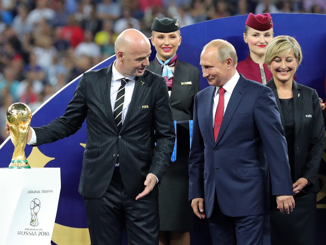 WM-Finale 2018 im Luschnikistadion: Wladimir Putin (r.), Präsident von Russland und Gianni Infantino (l), FIFA-Präsident, stehen vor der Siegerehrung neben dem WM-Pokal.