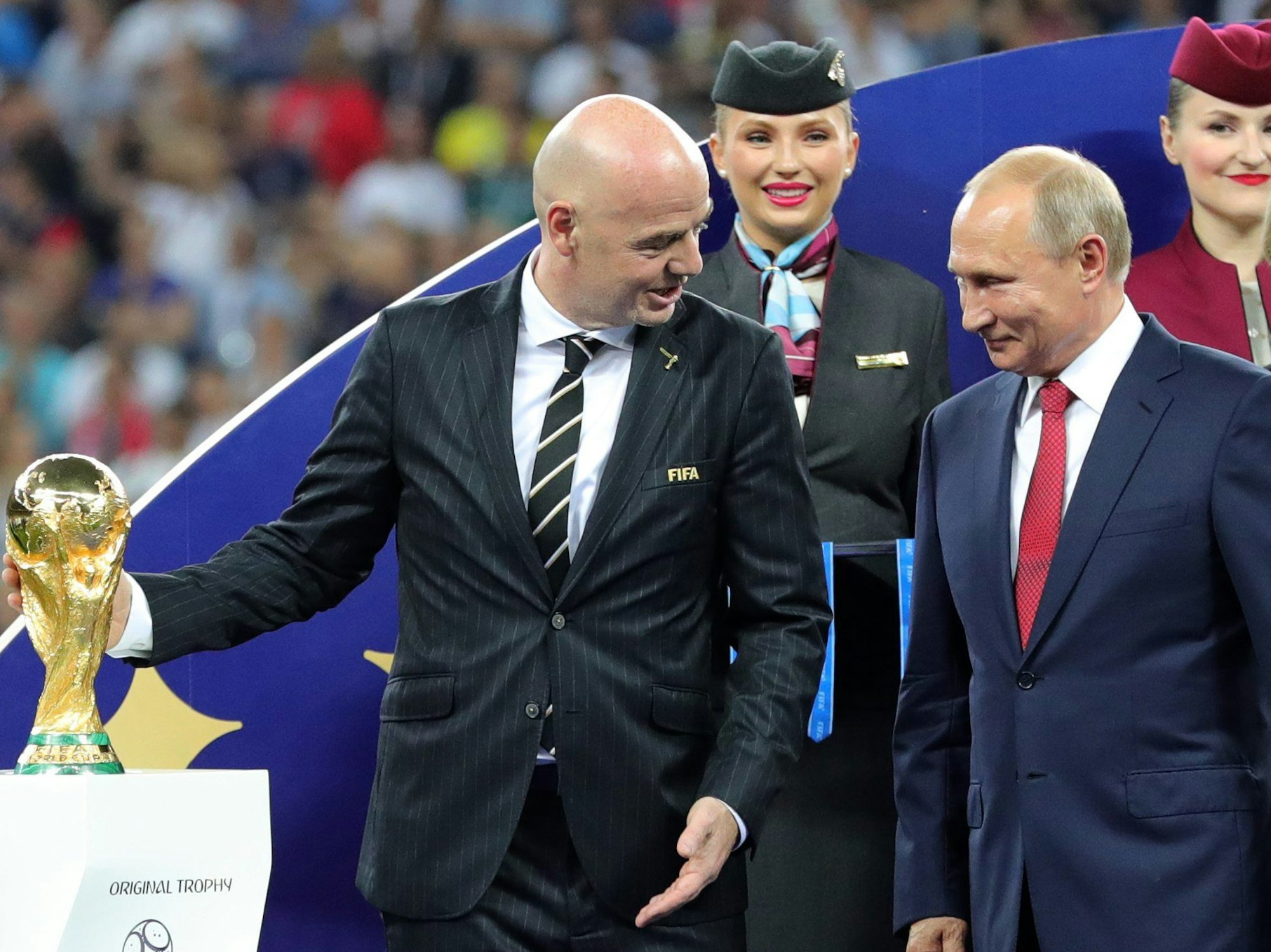WM-Finale 2018 im Luschnikistadion: Wladimir Putin (r.), Präsident von Russland und Gianni Infantino (l), FIFA-Präsident, stehen vor der Siegerehrung neben dem WM-Pokal.