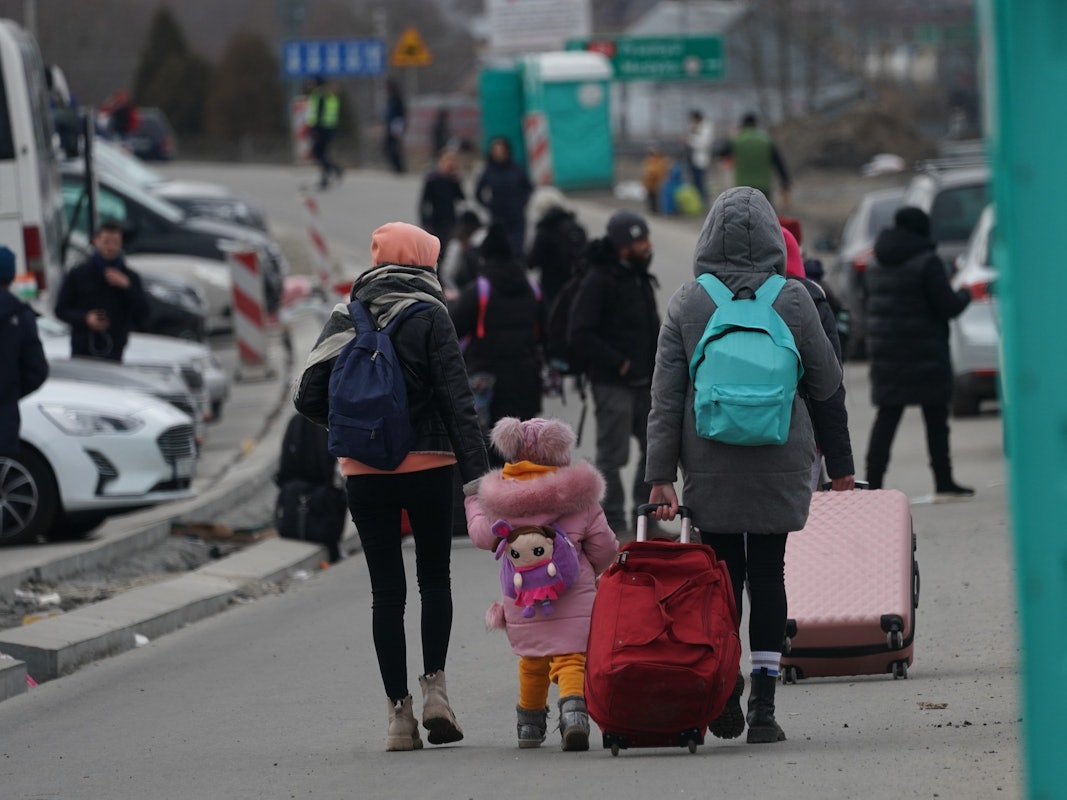 Das Bild zeigt Menschen auf der Flucht an der polnisch-ukrainischen Grenze. Köln stellt Unterkünfte für geflüchtete Menschen aus der Ukraine zur Verfügung.