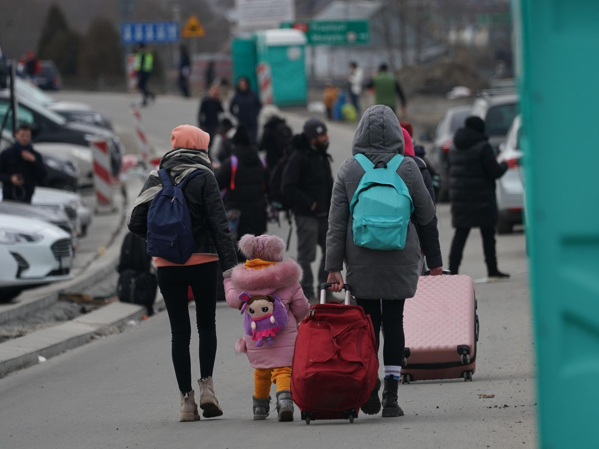 Das Bild zeigt Menschen auf der Flucht an der polnisch-ukrainischen Grenze. Köln stellt Unterkünfte für geflüchtete Menschen aus der Ukraine zur Verfügung.