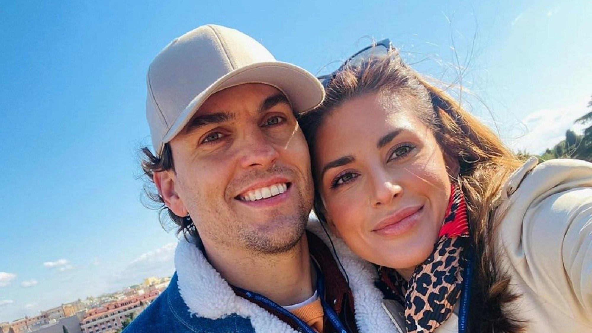 Johann Ackermann und RTL-Moderatorin Jana Azizi posieren für ein Selfie