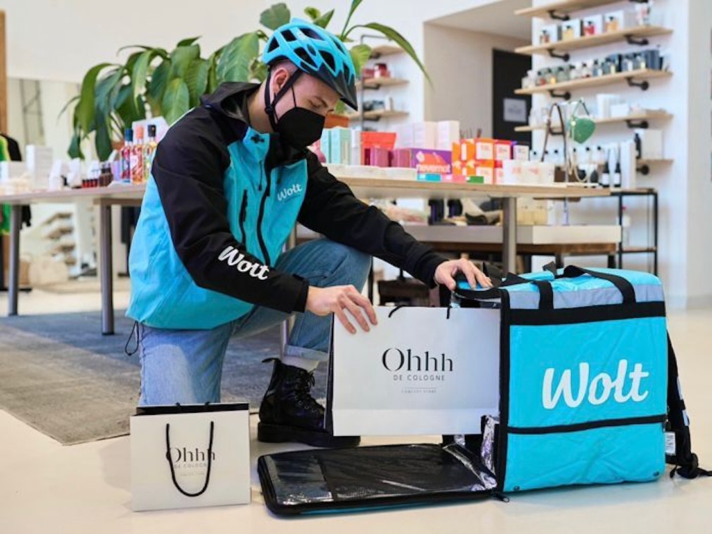 Ein Wolt-Fahrer verstaut „Ohhh de Cologne“-Produkte in seiner Tasche.