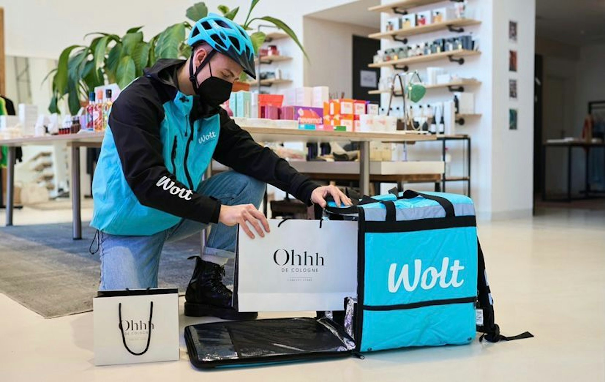 Ein Wolt-Fahrer verstaut „Ohhh de Cologne“-Produkte in seiner Tasche.