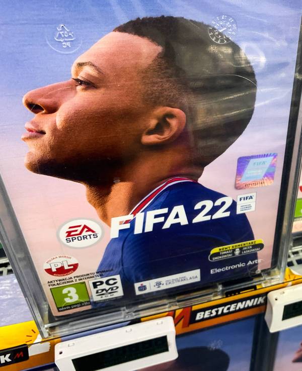 Mehrere Boxen des Spiels FIFA 22 stehen in einem Markt.