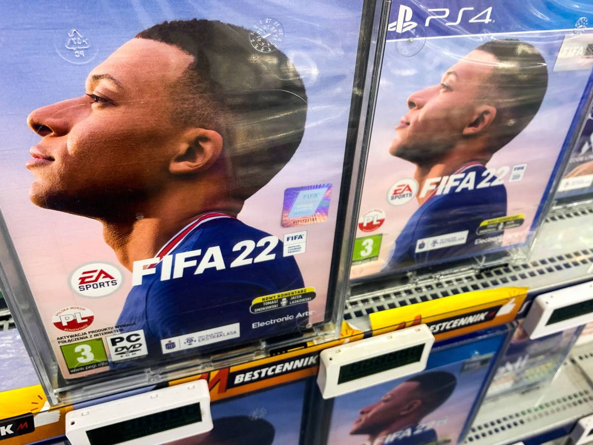 Mehrere Boxen des Spiels FIFA 22 stehen in einem Markt.