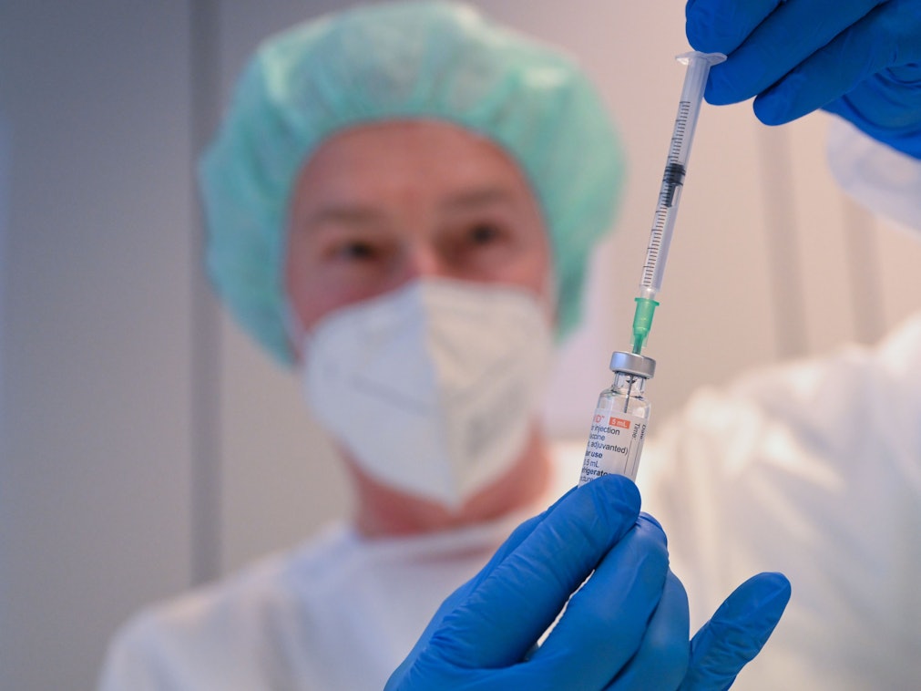 Der Corona-Impfstoff Nuvaxovid des US-Herstellers Novavax wird im Klinikum Stuttgart vorbereitet. Das Foto wurde am 01.03.2022 aufgenommen.