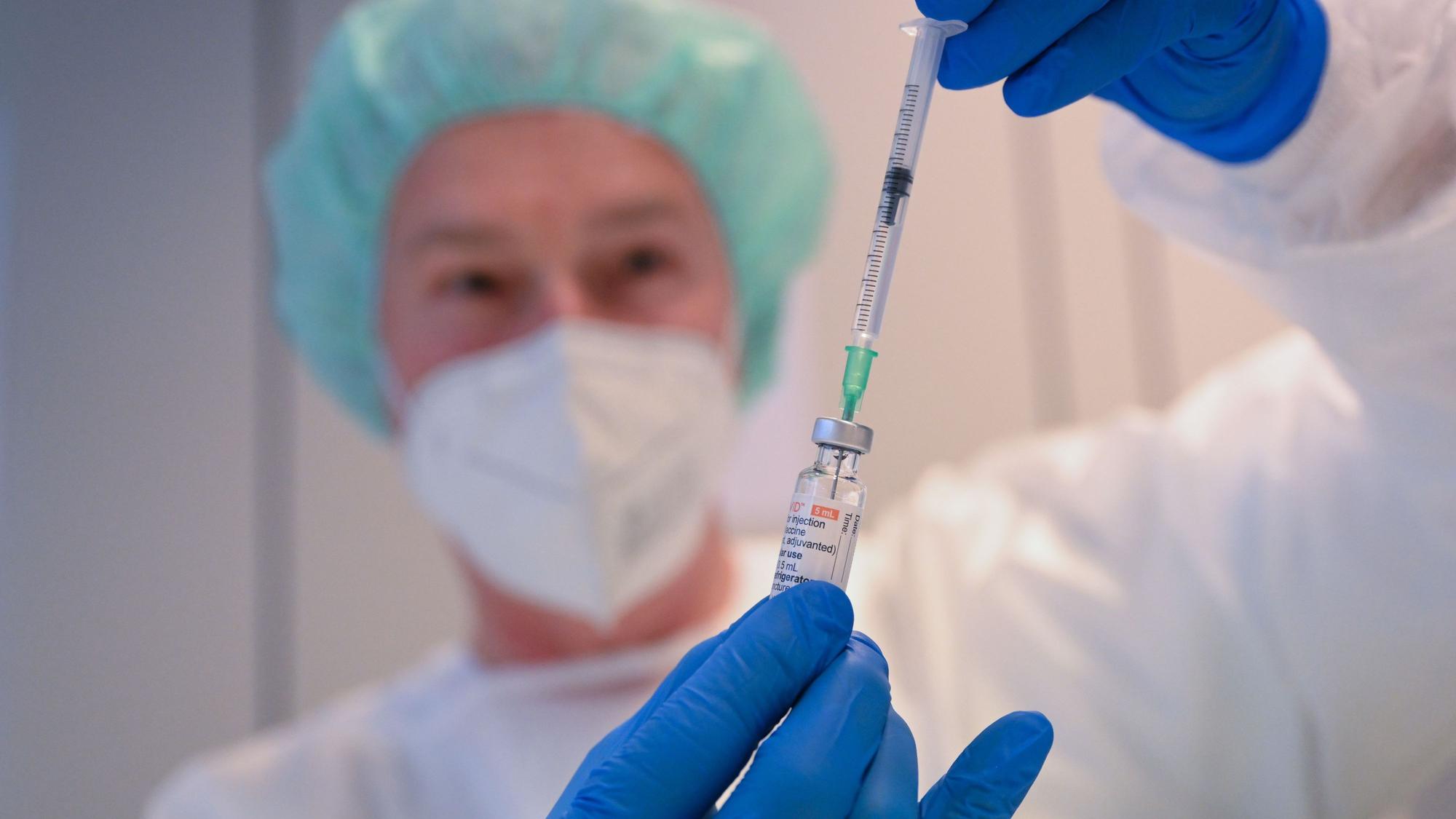Der Corona-Impfstoff Nuvaxovid des US-Herstellers Novavax wird im Klinikum Stuttgart vorbereitet. Das Foto wurde am 01.03.2022 aufgenommen.