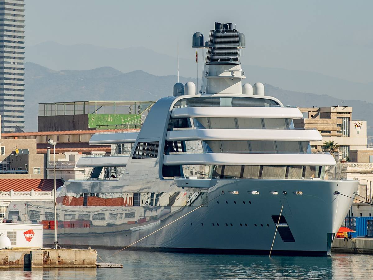 Die Superjacht „Solaris“ von einem der reichsten Männer Russlands, dem Oligarchen Roman Abramowich, steht am 1. März in Spanien im Hafen von Barcelona.