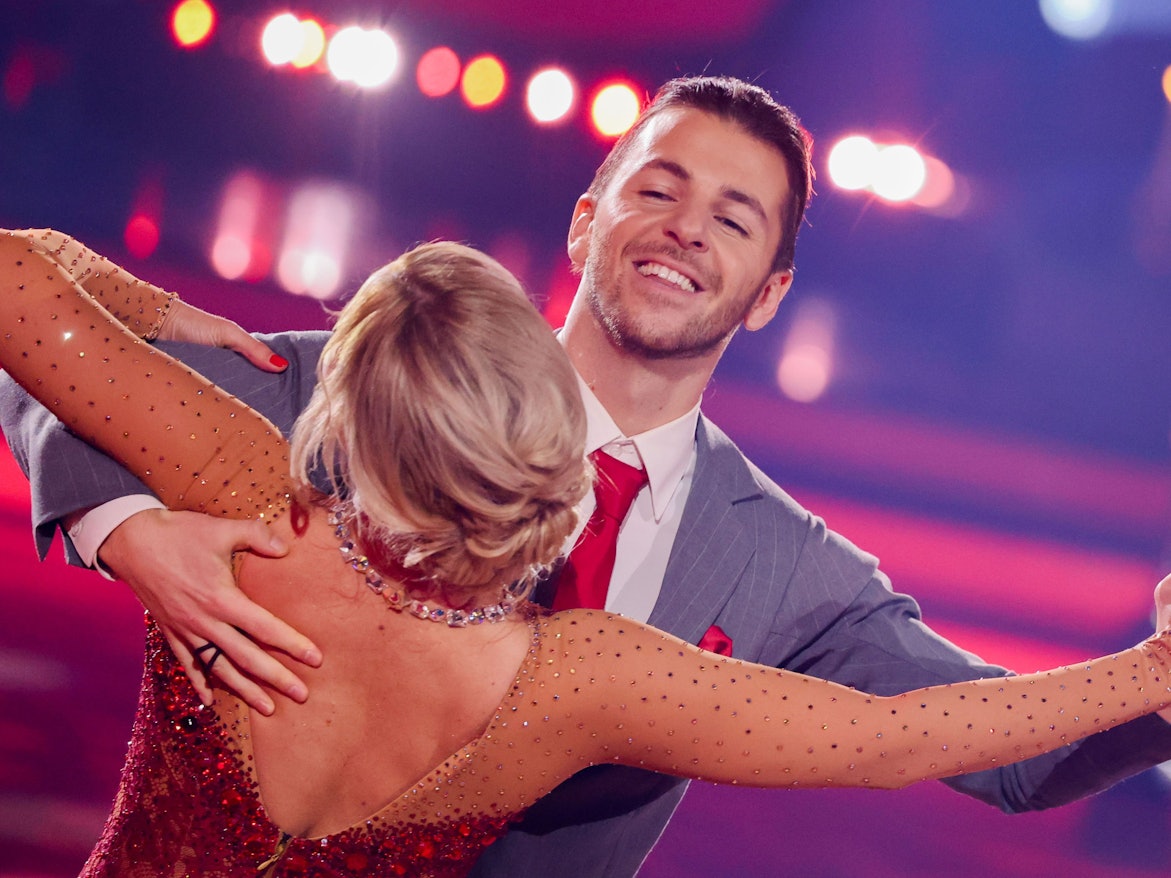 Riccardo Basile, Sportmoderator, und Isabel Edvardsson, Profitänzerin, tanzen in der RTL-Tanzshow "Let's Dance" im Coloneum. +++ dpa-Bildfunk +++