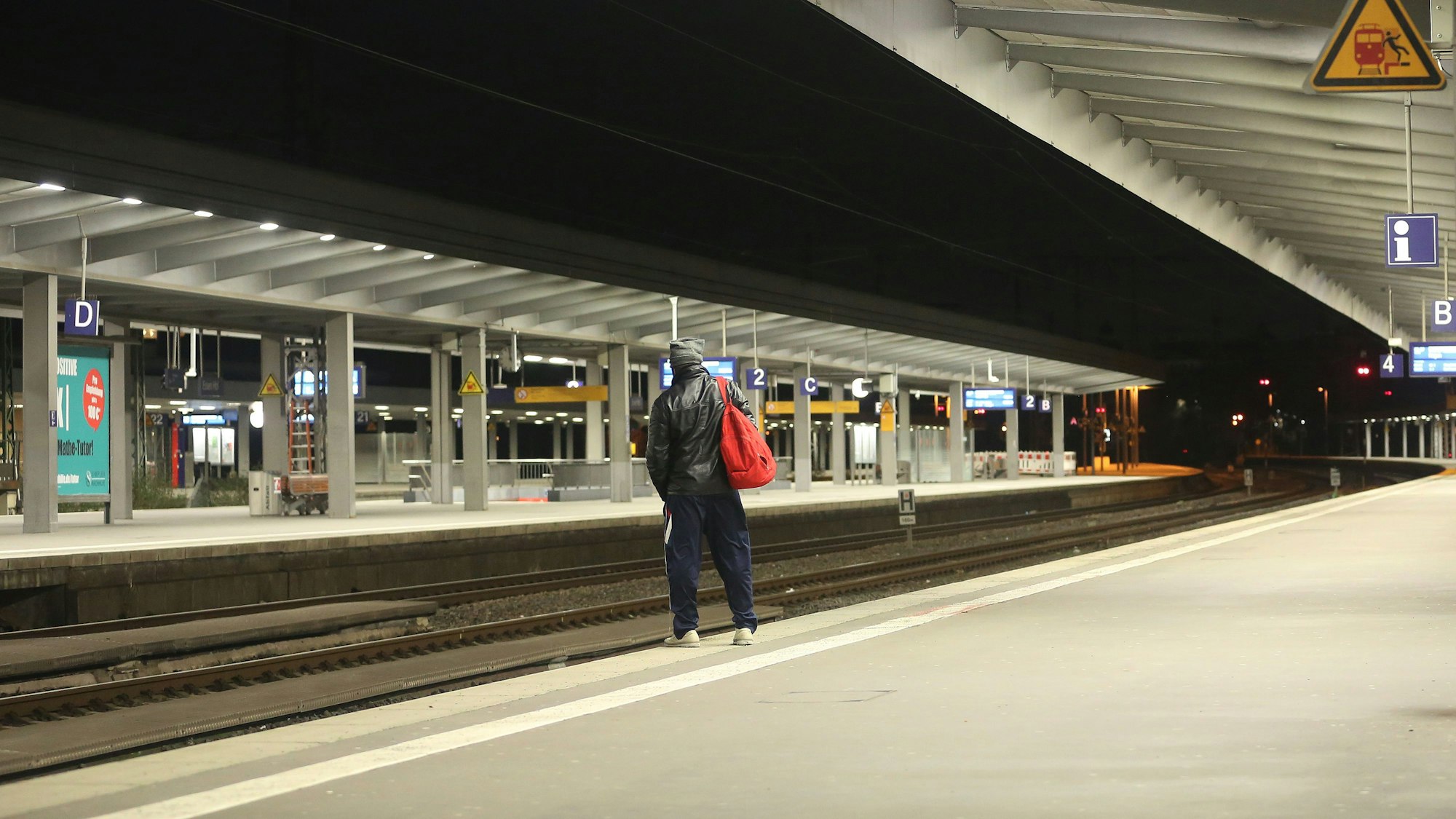 Der Hauptbahnhof Essen. Am Bahnsteig zu Gleis 9 wurde ein Mann mit einer selbstgebauten Waffe erwischt.