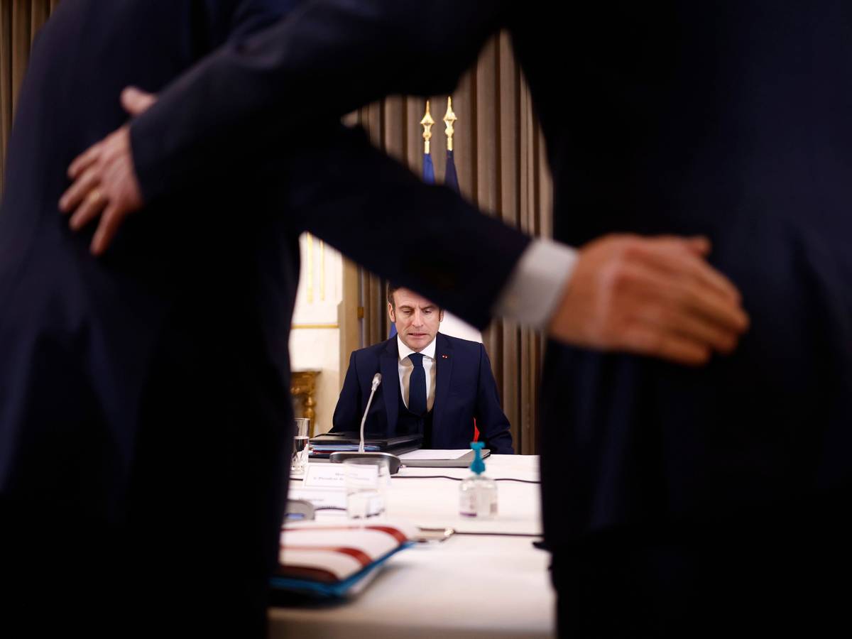 Der französische Präsident Emmanuel Macron während eines Verteidigungsrates zum Krieg in der Ukraine im Élysée-Palast am 28. Februar. Macron hat am Donnerstag (3. März) erneut mit Putin telefoniert.