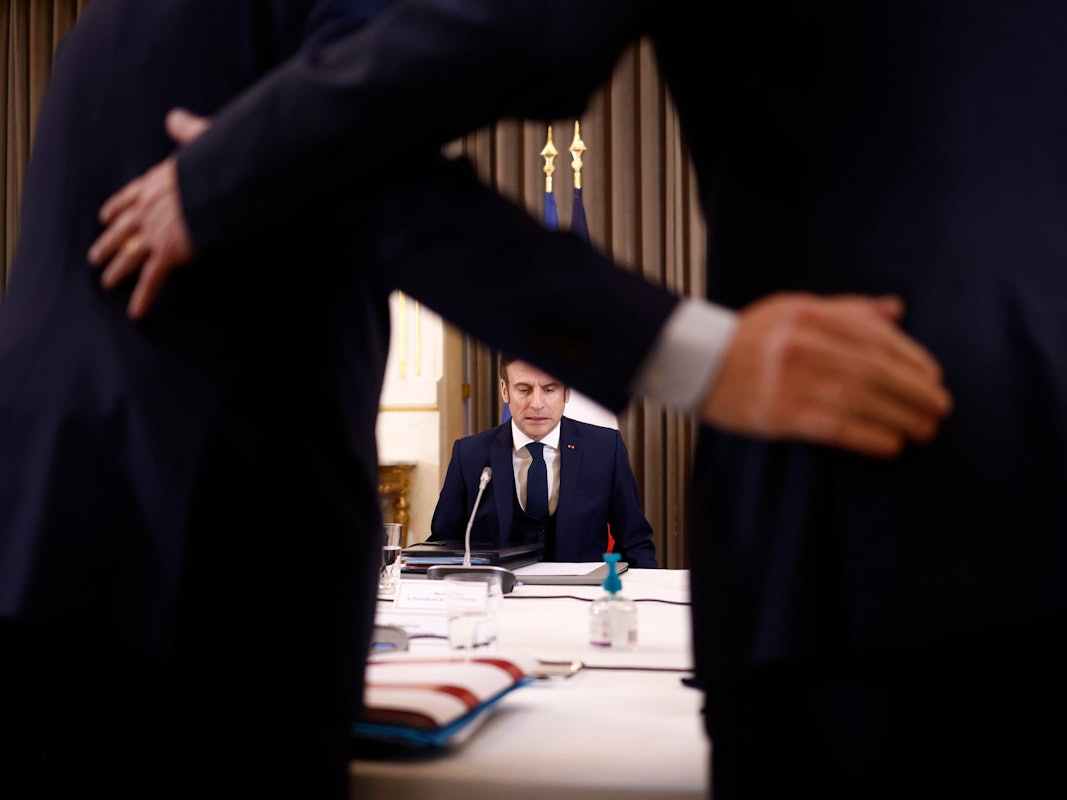 Der französische Präsident Emmanuel Macron während eines Verteidigungsrates zum Krieg in der Ukraine im Élysée-Palast am 28. Februar. Macron hat am Donnerstag (3. März) erneut mit Putin telefoniert.