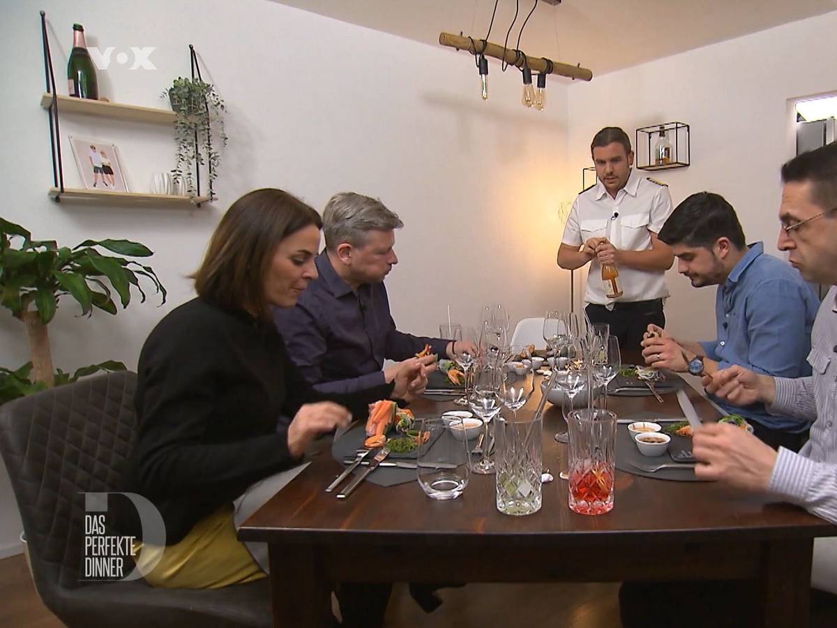 Die „Das Perfekte Dinner“-Kandidaten aus Stuttgart in der ersten Märzwoche 2022 sitzen am Esstisch von Gastgeber Michael (m.)