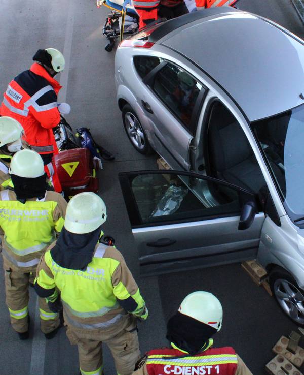 Verkehrsunfall in Bergisch Gladbacher Parkhaus - die Feuerwehr musste eine Frau aus ihrem Wagen befreien.