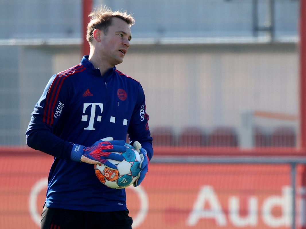 Torhüter Manuel Neuer hält einen Ball in den Händen.