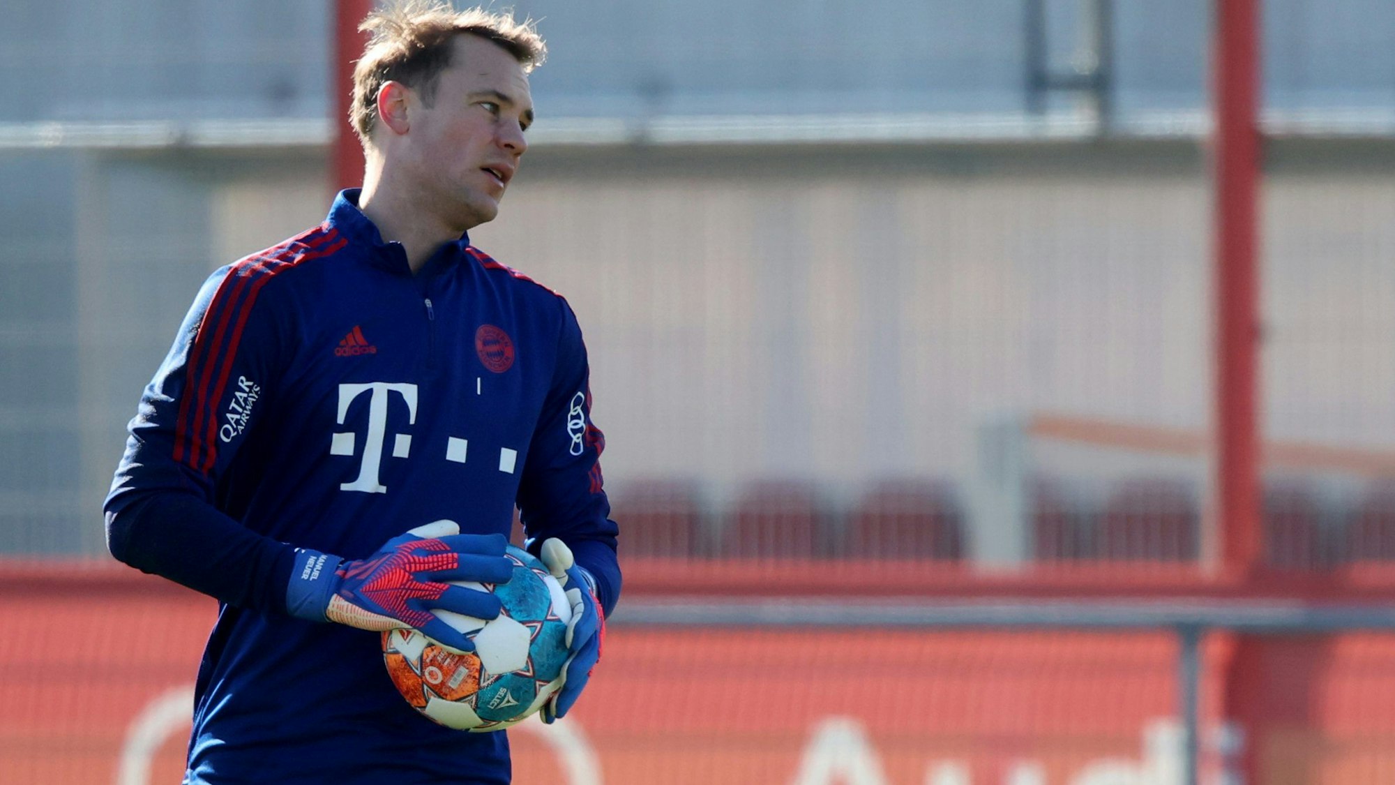 Torhüter Manuel Neuer hält einen Ball in den Händen.