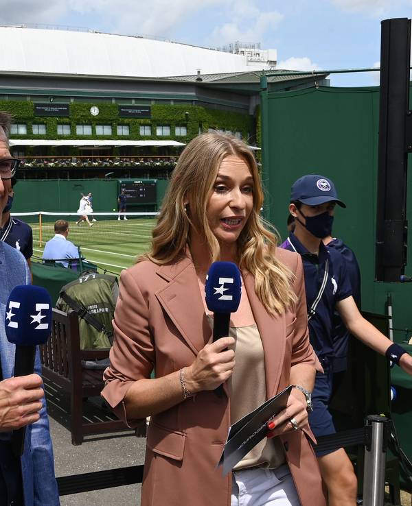 Barbara Schett und Mats Wilander mit Mikrofonen im Einsatz.
