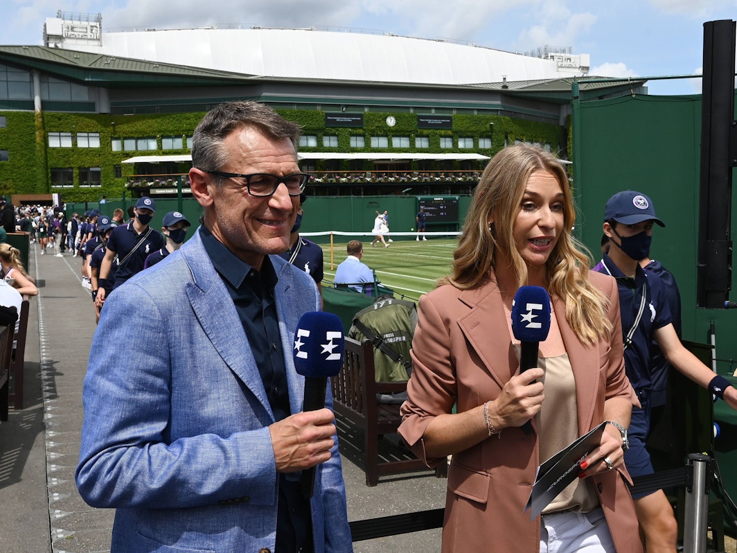 Barbara Schett und Mats Wilander mit Mikrofonen im Einsatz.