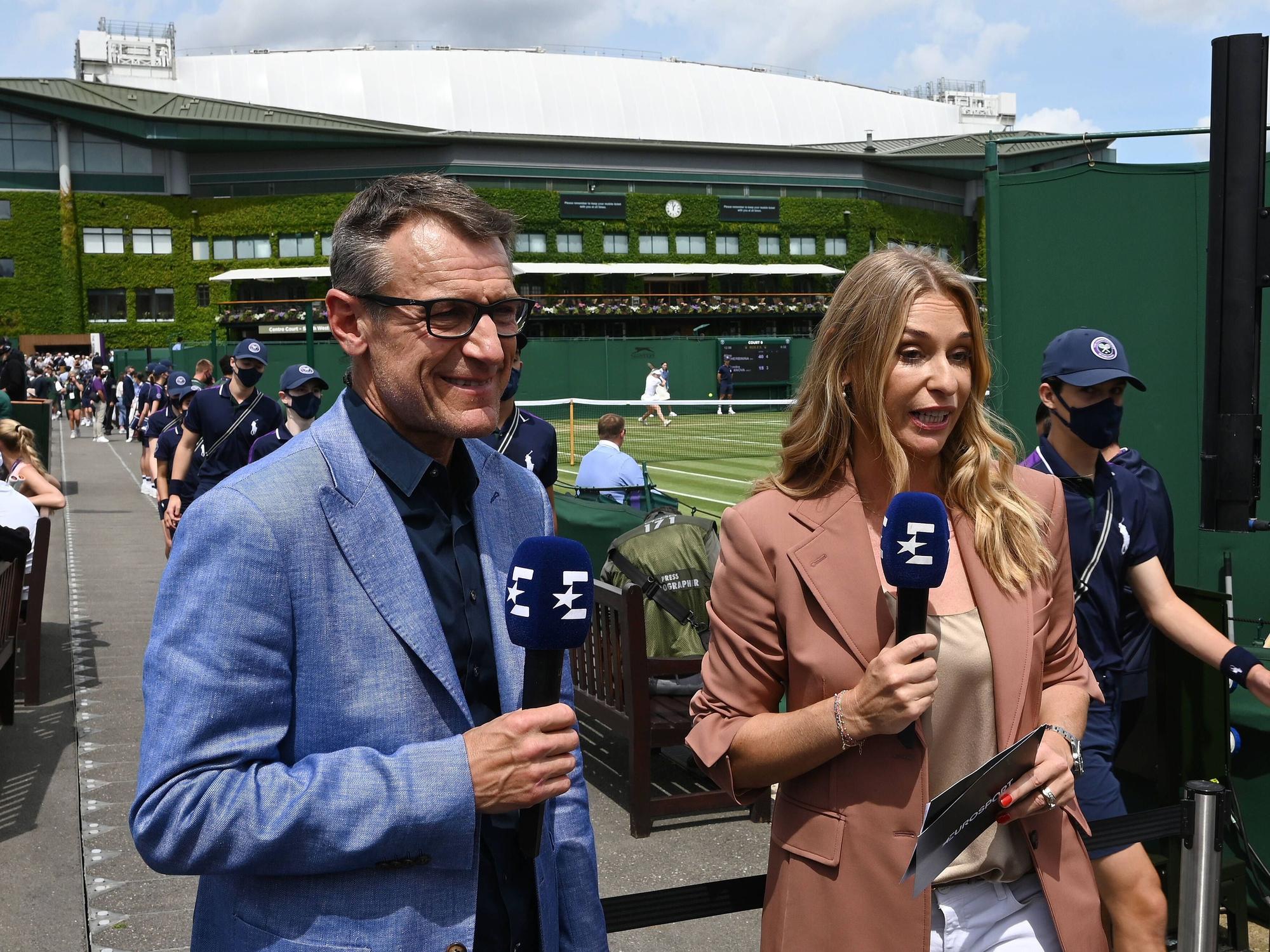 Barbara Schett und Mats Wilander mit Mikrofonen im Einsatz.