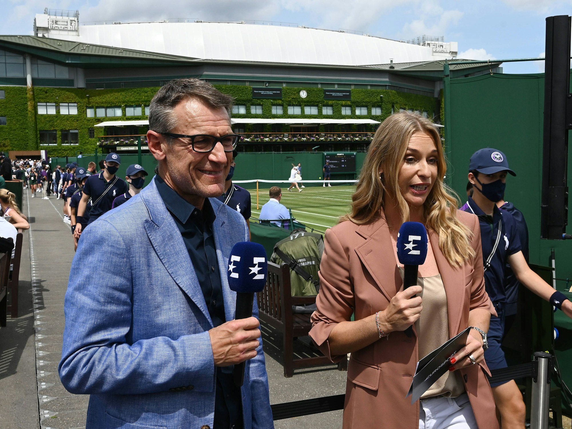 Barbara Schett und Mats Wilander mit Mikrofonen im Einsatz.