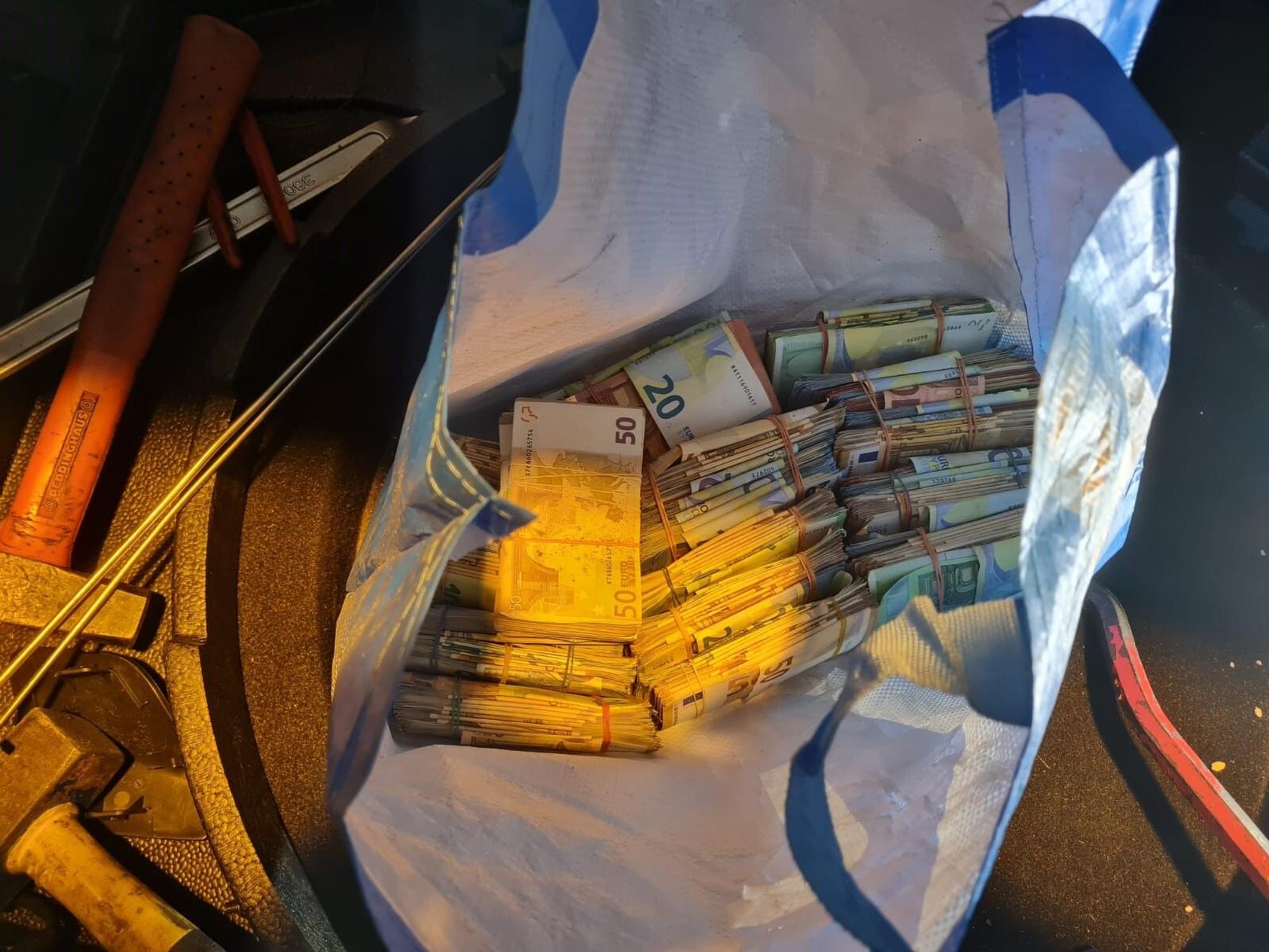 In einer Tragetasche stecken Euro-Scheine im Wert von mehr als 144 000 Euro.