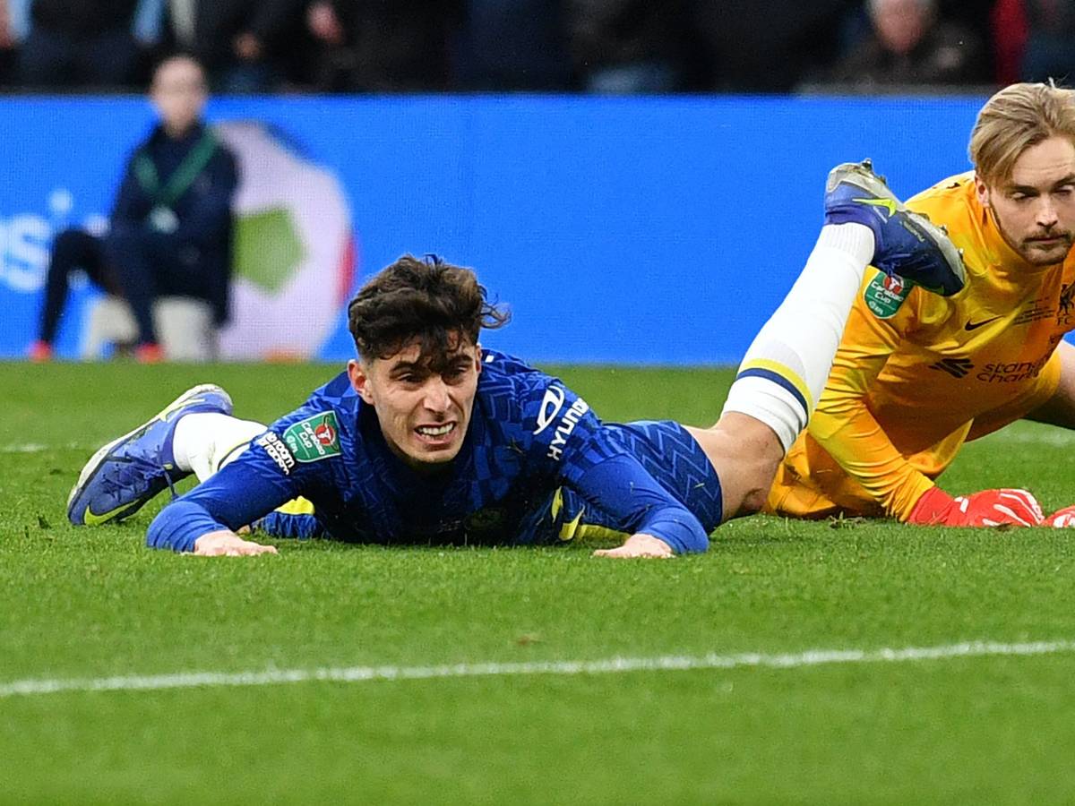 Chelsea-Profi Kai Havertz liegt auf dem Rasen.