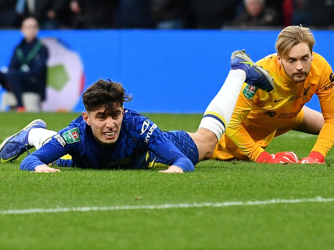 Chelsea-Profi Kai Havertz liegt auf dem Rasen.