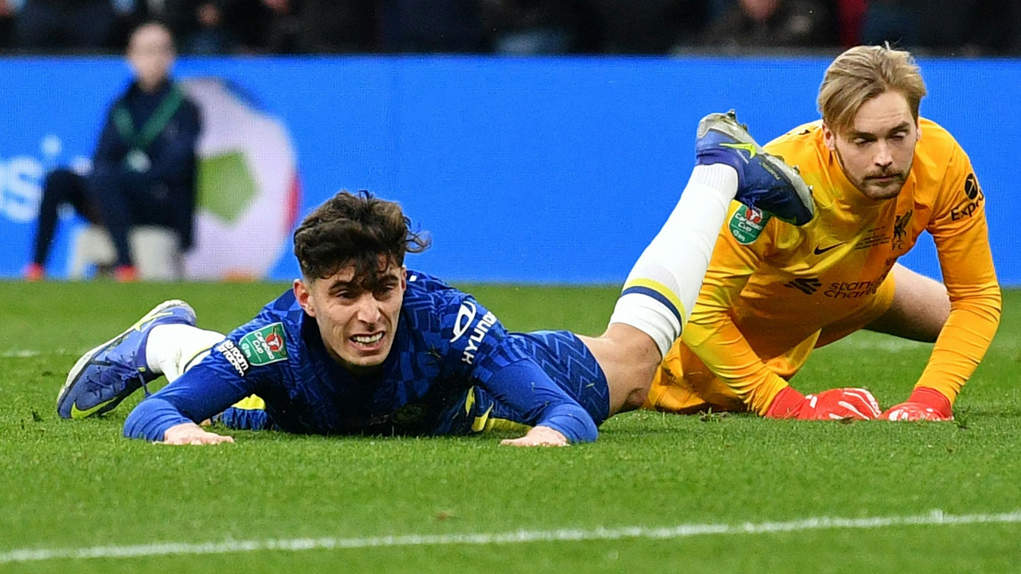 Chelsea-Profi Kai Havertz liegt auf dem Rasen.