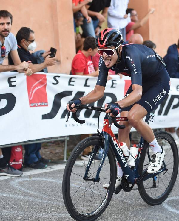 Pawel Siwakow mit herausgestrecker Zunge auf de Rennrad.