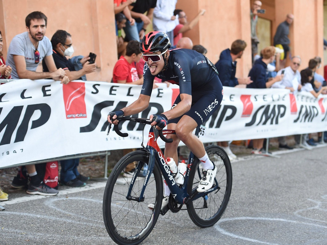 Pawel Siwakow mit herausgestrecker Zunge auf de Rennrad.